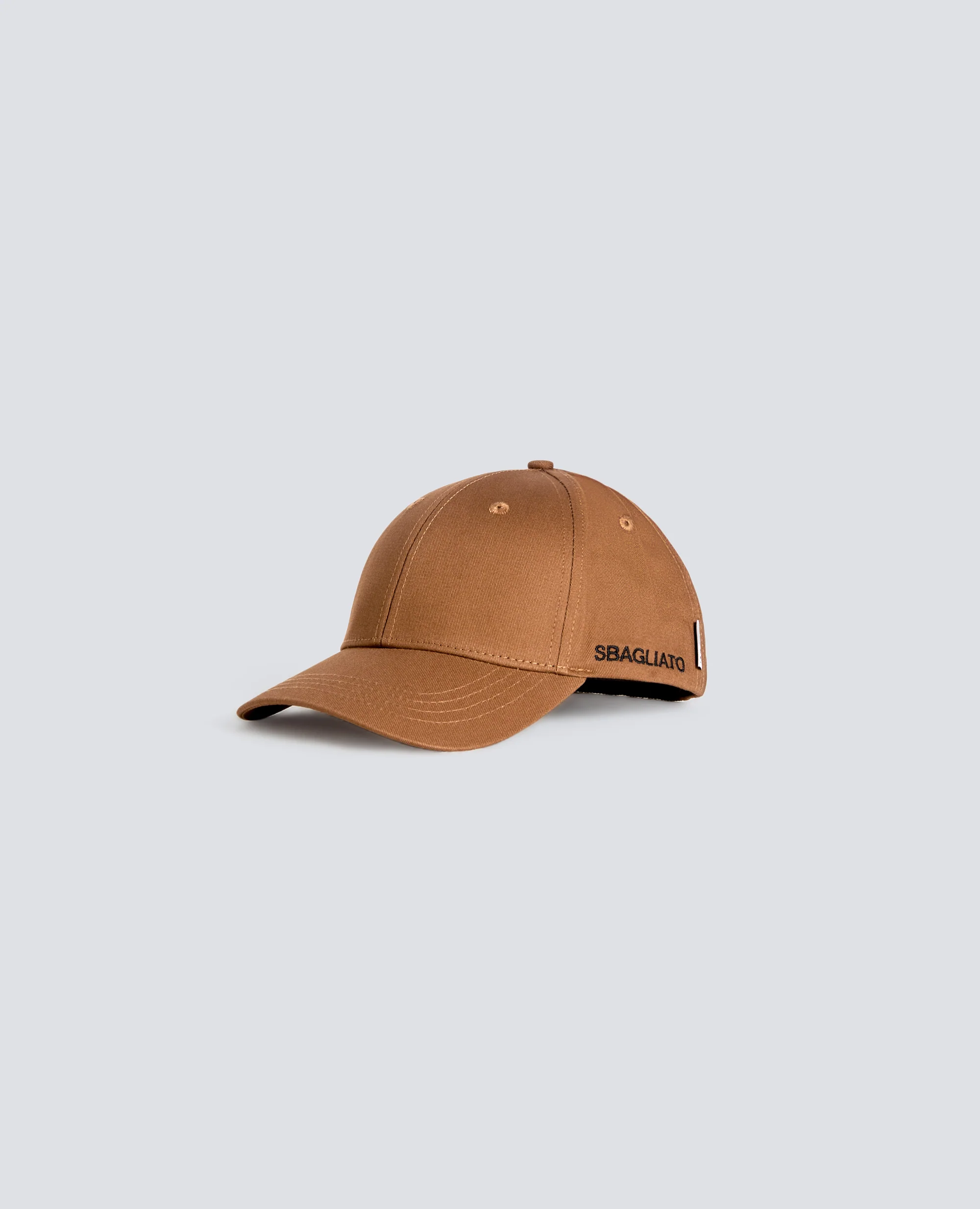CAPPELLO IN GABARDINE DI COTONE CON LETTERING "SBAGLIATO" - TABACCO